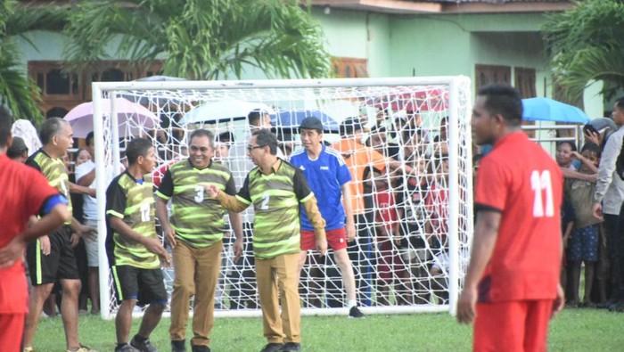 Presiden Jokowi jadi kiper di Labuan Bajo.