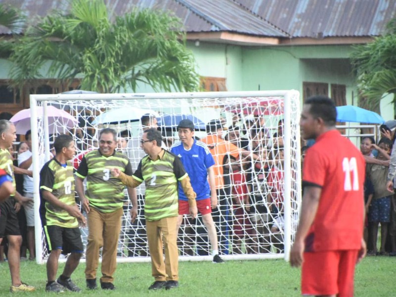 Presiden Jokowi jadi kiper di Labuan Bajo.