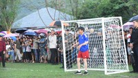 Jokowi memakai kostum berwarna biru dengan nomor punggung 22 dan celana pendek warna merah. Presiden dua periode ini juga memakai topi hitam di tengah pertandingan yang diguyur hujan ringan tersebut. (Foto: Istimewa)