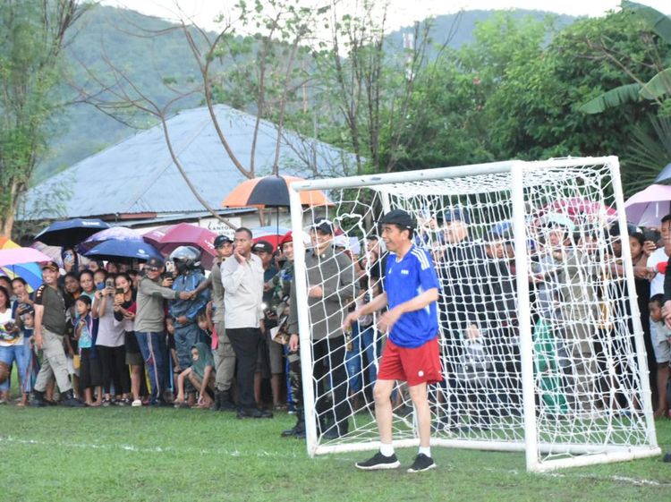 Momen Jokowi Jadi Kiper saat Main Bola Bersama Warga Labuan Bajo