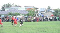 Pertandingan yang berlangsung kurang lebih 15 menit itu disaksikan ratusan warga. Mereka berteriak memanggil nama Jokowi. (Foto: Istimewa)