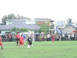 Pertandingan yang berlangsung kurang lebih 15 menit itu disaksikan ratusan warga. Mereka berteriak memanggil nama Jokowi. (Foto: Istimewa)