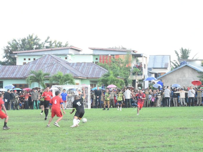 Presiden Jokowi jadi kiper di Labuan Bajo.