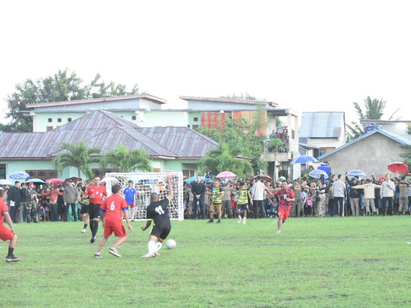 Presiden Jokowi jadi kiper di Labuan Bajo.