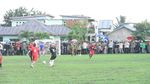 Momen Jokowi Jadi Kiper saat Main Bola Bersama Warga Labuan Bajo