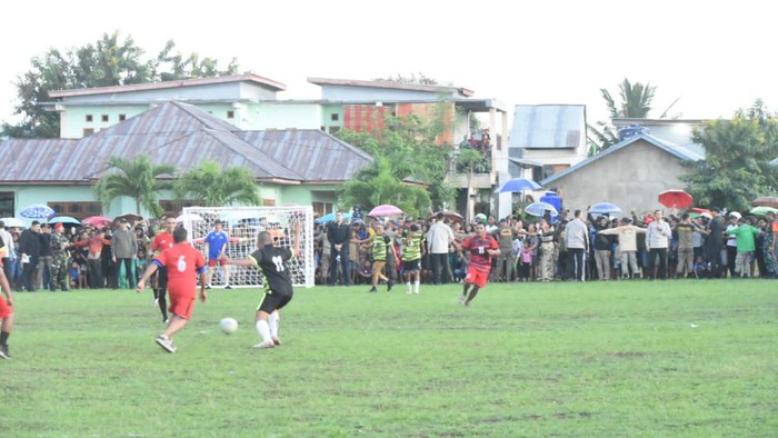 Presiden Jokowi jadi kiper di Labuan Bajo.