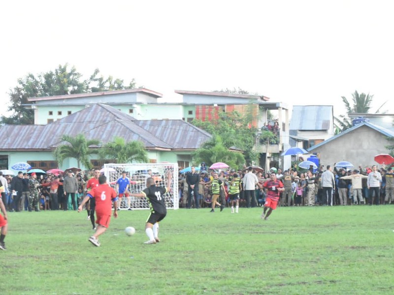 Presiden Jokowi jadi kiper di Labuan Bajo.