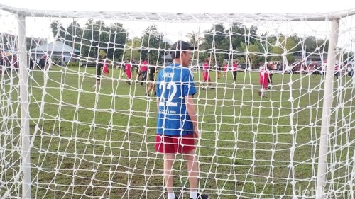 Presiden Jokowi jadi kiper saat bermain sepakbola dengan warga di Labuan Bajo, NTT.