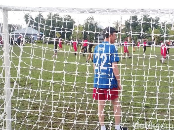Presiden Jokowi jadi kiper saat bermain sepakbola dengan warga di Labuan Bajo, NTT.