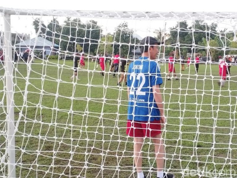 Presiden Jokowi jadi kiper saat bermain sepakbola dengan warga di Labuan Bajo, NTT.