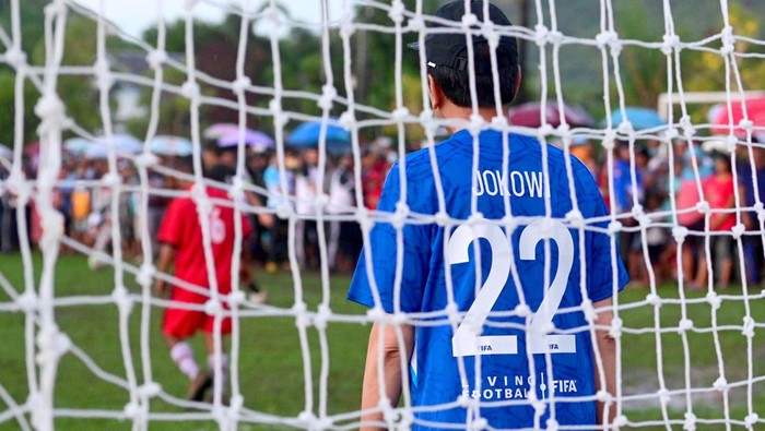 Presiden Jokowi menyempatkan diri bermain bola bareng warga di Manggarai Barat, NTT (dok. Istimewa)