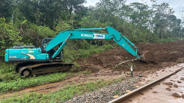 Proses evakuasi rel KA yang tertimbun longsor di Banyumas, Senin (4/12/2023).