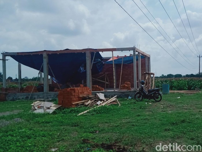 Proyek gedung serbaguna Desa Bendo, Kecamatan Pedan, Klaten, yang terlanjur dibangun warga, Minggu (3/12/2023).