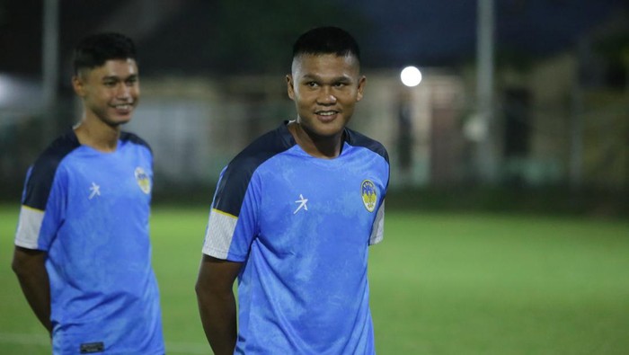 Alfriyanto Nico Saputro dan Muhammad Fadilla Akbar saat sesi latihan perdana bersama PSIM Jogja, Sabtu (2/12/2023).