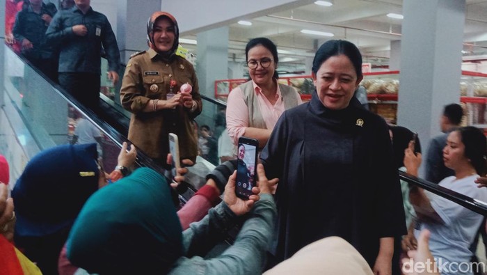 Puan Maharani meresmikan Pasar Gedhe Klaten, Senin (4/12/2023).