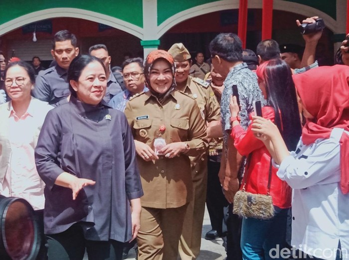 Puan Maharani meresmikan Pasar Gedhe Klaten, Senin (4/12/2023).