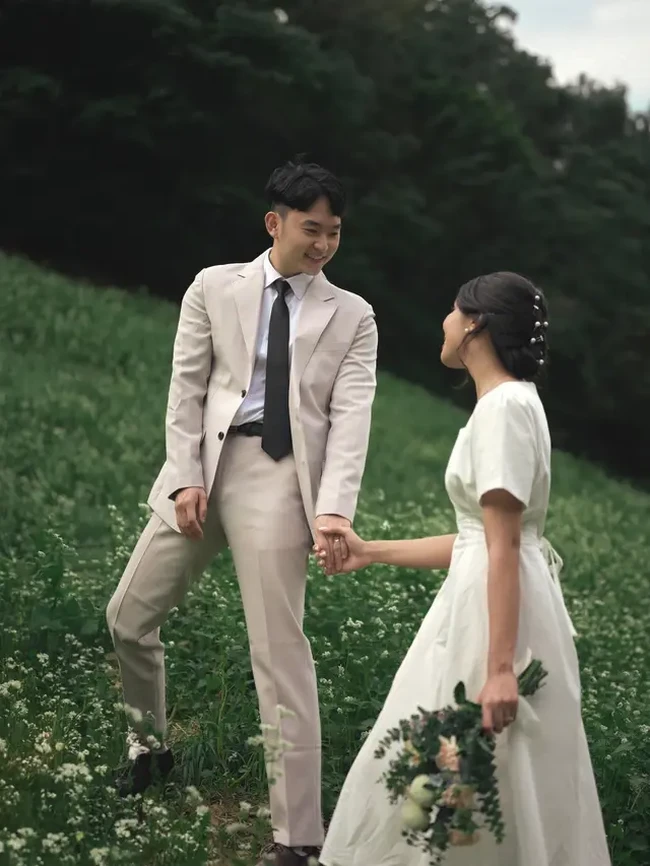 Berlokasi di pegunungan dekat Daejeon, Korea, foto prewedding Rachell tampak begitu indah dengan pemandangan yang asri. Melalui akun Twitter pribadinya Rachell menceritakan perjalanan prewedding dirinya dengan pria asal Korea bernama Young Gwang. Foto: Twitter/Rachell Yahya