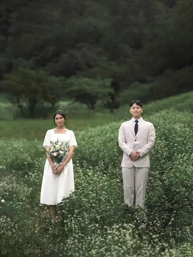 Melalui media sosial pribadinya, putri ketiga Helmy Yahya, Rachell Yahya membagikan foto-foto prewedding dirinya dengan calon suami yang merupakan Oppa Korea. Konsep pemotretannya itu tampak simpel namun tetap memukau. Foto: Twitter/Rachell Yahya