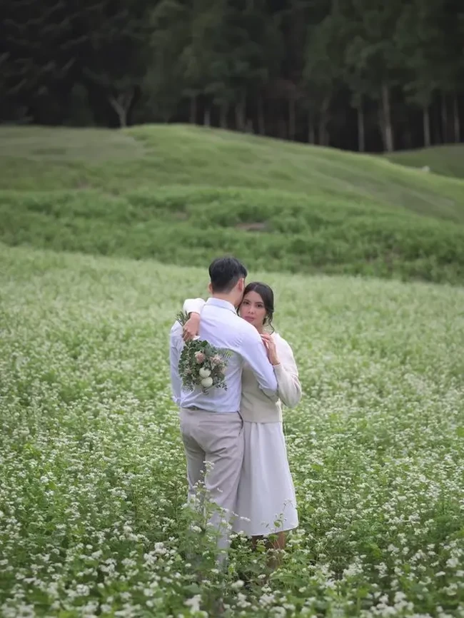 Rachell dan calon suaminya tampil serasi dan romantis dalam pemotretan tersebut. Rachel sebelumnya memang diketahui menjalani kuliah S2 di Korea Selatan. Foto: Twitter/Rachell Yahya