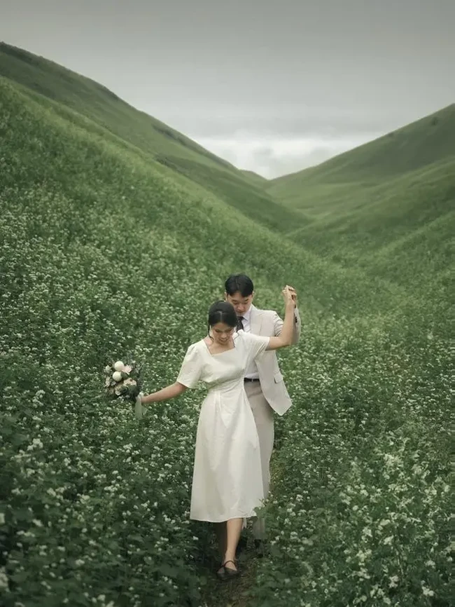 Melalui media sosial pribadinya, putri ketiga Helmy Yahya, Rachell Yahya membagikan foto-foto prewedding dirinya dengan calon suami yang merupakan pria Korea. Konsep pemotretannya itu tampak simpel namun tetap memukau. Foto prewedding indah dibuat keduanya di kawasan pegunungan dekat Daejeon, Korea. Foto: Twitter/Rachell Yahya