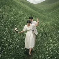 Melalui media sosial pribadinya, putri ketiga Helmy Yahya, Rachell Yahya membagikan foto-foto prewedding dirinya dengan calon suami yang merupakan pria Korea. Konsep pemotretannya itu tampak simpel namun tetap memukau. Foto prewedding indah dibuat keduanya di kawasan pegunungan dekat Daejeon, Korea. Foto: Twitter/Rachell Yahya