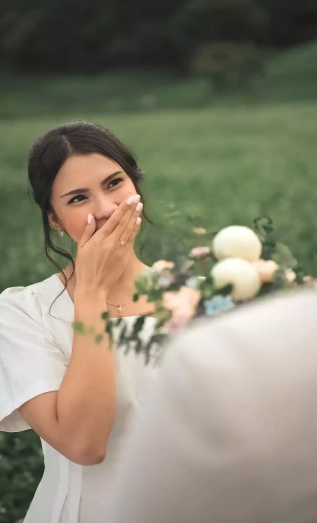 Hanya mengenakan riasan minimalis dengan rambut yang simpel tertata ke belakang, penampilan Rachell terlihat natural dan menawan.  Foto: Twitter/Rachell Yahya