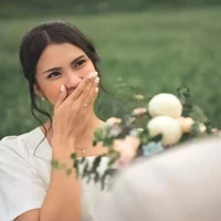 Hanya mengenakan riasan minimalis dengan rambut yang simpel tertata ke belakang, penampilan Rachell terlihat natural dan menawan.  Foto: Twitter/Rachell Yahya