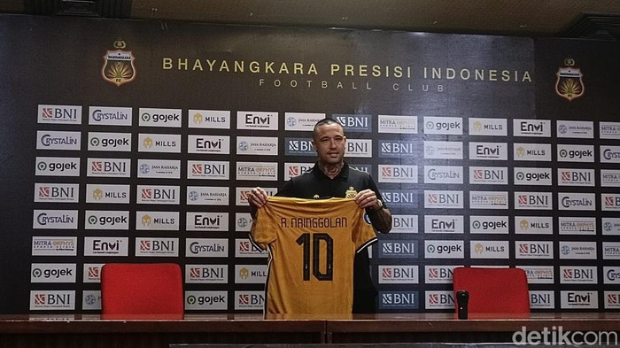 Radja Nainggolan telah diperkenalkan sebagai pemain Bhayangkara FC. Gelandang asal Belgia itu diikat dengan kontrak seharga Rp 5 miliar lebih.