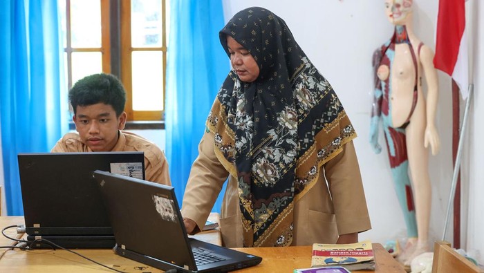 Relayana (34) sudah enam tahun menjadi guru sejak mengikuti program Guru Garis Depan (GGD) dan ditempatkan di wilayah Natuna, Kepulauan Riau.