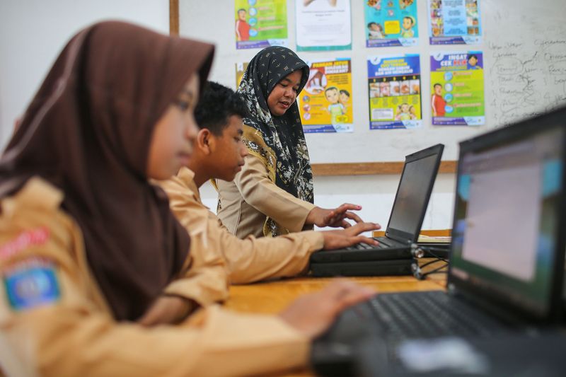 Relayana (34) sudah enam tahun menjadi guru sejak mengikuti program Guru Garis Depan (GGD) dan ditempatkan di wilayah Natuna, Kepulauan Riau.