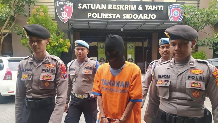 Rochim, pemerkosa anak kandungnya saat dikeler di Polresta Sidoarjo