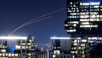Iron dome Israel merespons roket yang ditembakkan dari Jalur Gaza. Serangan udara dan artileri Israel dilaporkan kembali melanda Jalur Gaza setelah negara Yahudi itu mengumumkan pasukannya melanjutkan pertempuran melawan Hamas pada Jumat (1/12) pagi waktu setempat. REUTERS/Athit Perawongmetha