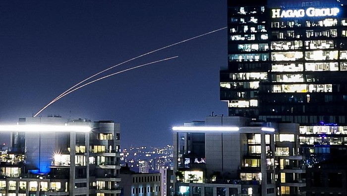 Interceptions on rockets fired from the Gaza Strip fly, after a temporary truce between Israel and the Palestinian Islamist group Hamas expired, as seen from Tel Aviv, Israel, December 1, 2023. REUTERS/Athit Perawongmetha     TPX IMAGES OF THE DAY