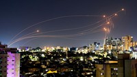 Sistem anti-rudal Iron Dome Israel mencegat roket yang diluncurkan dari Jalur Gaza. Israel menuduh Hamas melanggar kesepakatan gencatan senjata dengan adanya roket yang ditembakkan ke wilayah Israel.