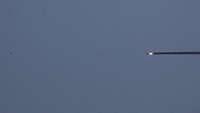 Sebuah pencegat rudal Iron Dome Israel terbang menuju roket yang ditembakkan dari Gaza. Militer Israel, dalam pernyataannya seperti dilansir Al Jazeera, mengonfirmasi bahwa jet-jet tempurnya saat ini menyerang target-target Hamas di Jalur Gaza.