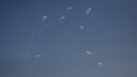 Iron Dome Israel mencegat roket yang ditembakkan dari Gaza. Otoritas Hamas di Jalur Gaza mengatakan pada hari Sabtu bahwa 240 orang telah tewas akibat serangan Israel di wilayah Palestina tersebut, sejak gencatan senjata berakhir pada hari Jumat (1/12).