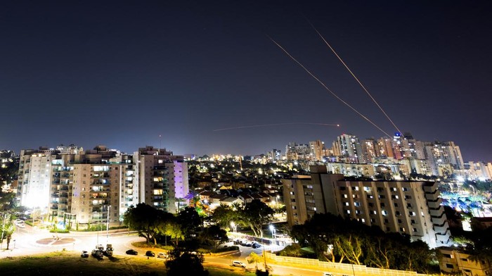 Roket Beterbangan Saat Israel-Hamas Kembali Saling Serang Rockets launched from the Gaza Strip towards Israel fly, after a temporary truce between Israel and the Palestinian Islamist group Hamas expired, as seen from Ashkelon, Israel, December 1, 2023. REUTERS/Amir Cohen