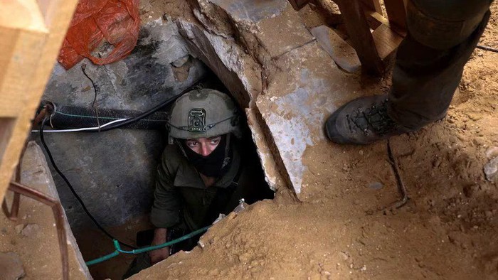 Israeli soldiers operate at the opening to a tunnel at Al Shifa Hospital compound in Gaza City, amid the ongoing ground operation of the Israeli army against Palestinian Islamist group Hamas, in the Gaza Strip, November 22, 2023. REUTERS/Ronen Zvulun/File Photo Acquire Licensing Rights