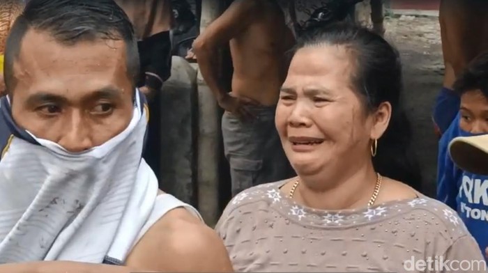 Salah satu pedagang Pasar Leces Probolinggo menangisi lapaknya yang dilalap api.