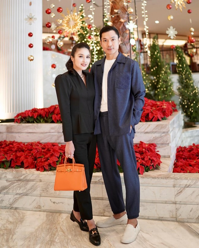 Harvey Moeis dan Sandra Dewi juga sering kali liburan bersama, baik liburan domestik maupun luar negeri. Keduanya kerap bergaya serasi dengan busana warna senada atau model serupa. Foto: Instagram @sandradewi88