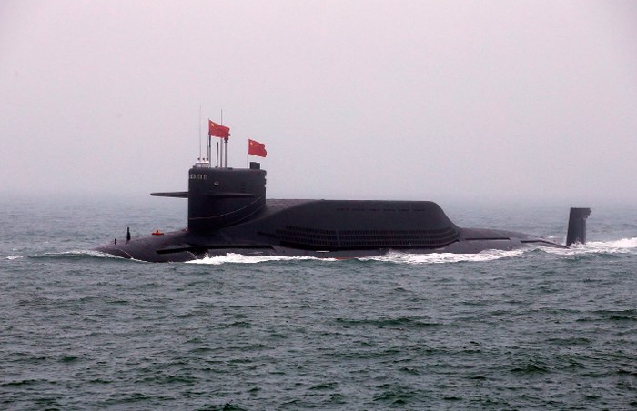 Sebuah kapal selam bertenaga nuklir China ikut serta dalam parade angkatan laut tahun 2019 di lepas pantai timur kota pelabuhan Qingdao.