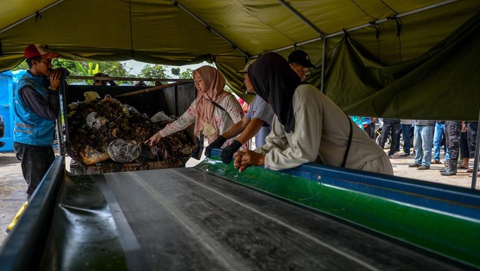 Segera Beroperasi, TPST Gedebage Bandung Diuji Coba Foto udara uji coba pengoperasian Tempat Pengolahan Sampah Terpadu (TPST) Gedebage di Bandung, Jawa Barat, Senin (4/12/2023). Pemerintah Kota Bandung melakukan uji coba pengoperasian TPST yang ditargetkan mampu mengolah lebih dari 60 ton sampah organik perhari melalui metode maggotisasi serta pengolahan menjadi bahan bakar alternatif. ANTARA FOTO/Raisan Al Farisi