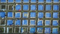 Foto udara petugas menyiapkan biopon untuk maggot saat uji coba pengoperasian Tempat Pengolahan Sampah Terpadu (TPST) Gedebage. 