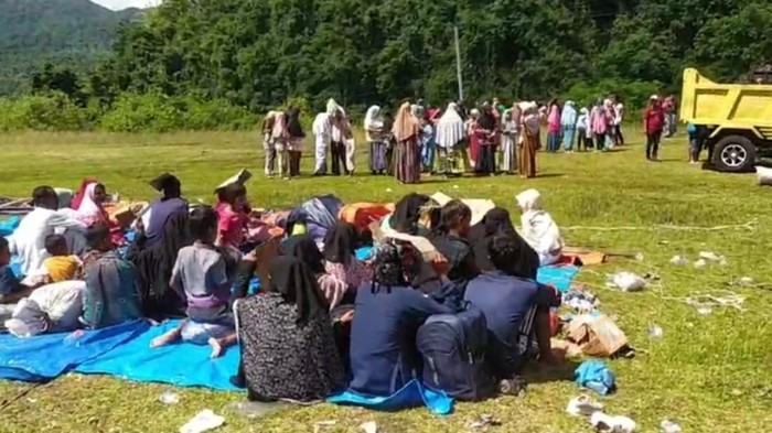Sejumlah warga di Sabang, Aceh membongkar tenda penampungan pengungsi Rohingya yang ada di Desa Balohan.