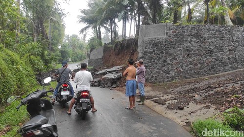 Kondisi ambrolnya senderan Pura di Desa Nyalian, Klungkung, Senin (4/12/2023). (Putu Krista/detikBali)