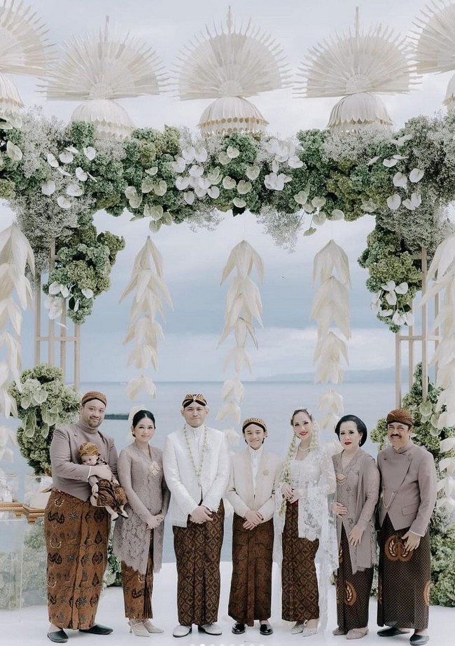 Seragam keluarga dipilih warna yang sedikit berbeda. Mereka terlihat memakai kebaya dan beskap dengan palet lebih gelap, yakni taupe, yang merupakan kombinasi warna abu-abu dan coklat. Foto: Instagram/@fadlan_indonesia