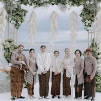 Seragam keluarga dipilih warna yang sedikit berbeda. Mereka terlihat memakai kebaya dan beskap dengan palet lebih gelap, yakni taupe, yang merupakan kombinasi warna abu-abu dan coklat. Foto: Instagram/@fadlan_indonesia