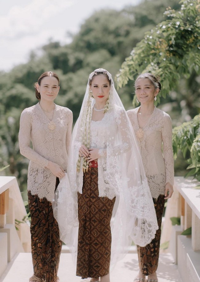 Sebelum resepsi, BCL berbalut kebaya rancangan Didiet Maulana saat prosesi ijab kabul. (Foto: Instagram/@fadlan_indonesia)