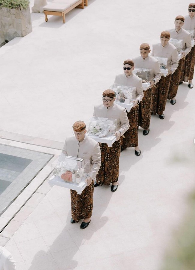 Untuk seragam groomsmen juga dipilih palet warna senada. Para pengiring pengantin pria tampak mengenakan beskap dan kain batik serta blangkon yang kental nuansa Jawa. Foto: Instagram/@fadlan_indonesia