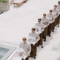 Untuk seragam groomsmen juga dipilih palet warna senada. Para pengiring pengantin pria tampak mengenakan beskap dan kain batik serta blangkon yang kental nuansa Jawa. Foto: Instagram/@fadlan_indonesia